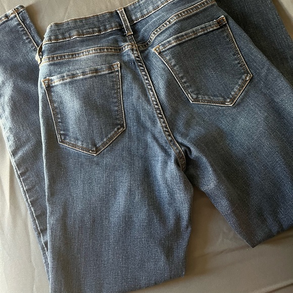 Old Navy Rockstar Super Skinny Jeans - Picture 3 of 8